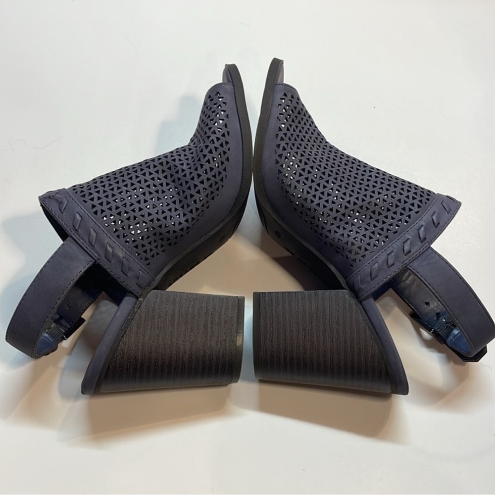 Indigo Rd. Women’s blue open toe block heel sandals. Size 7. - Picture 3 of 3
